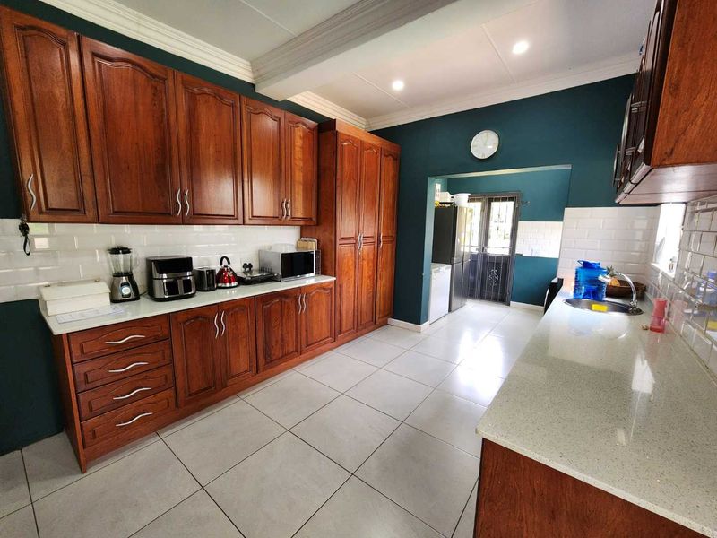 Charming 4-Bedroom Family Home to Rent in Rietondale (No Loadshedding Area) - Photo 5