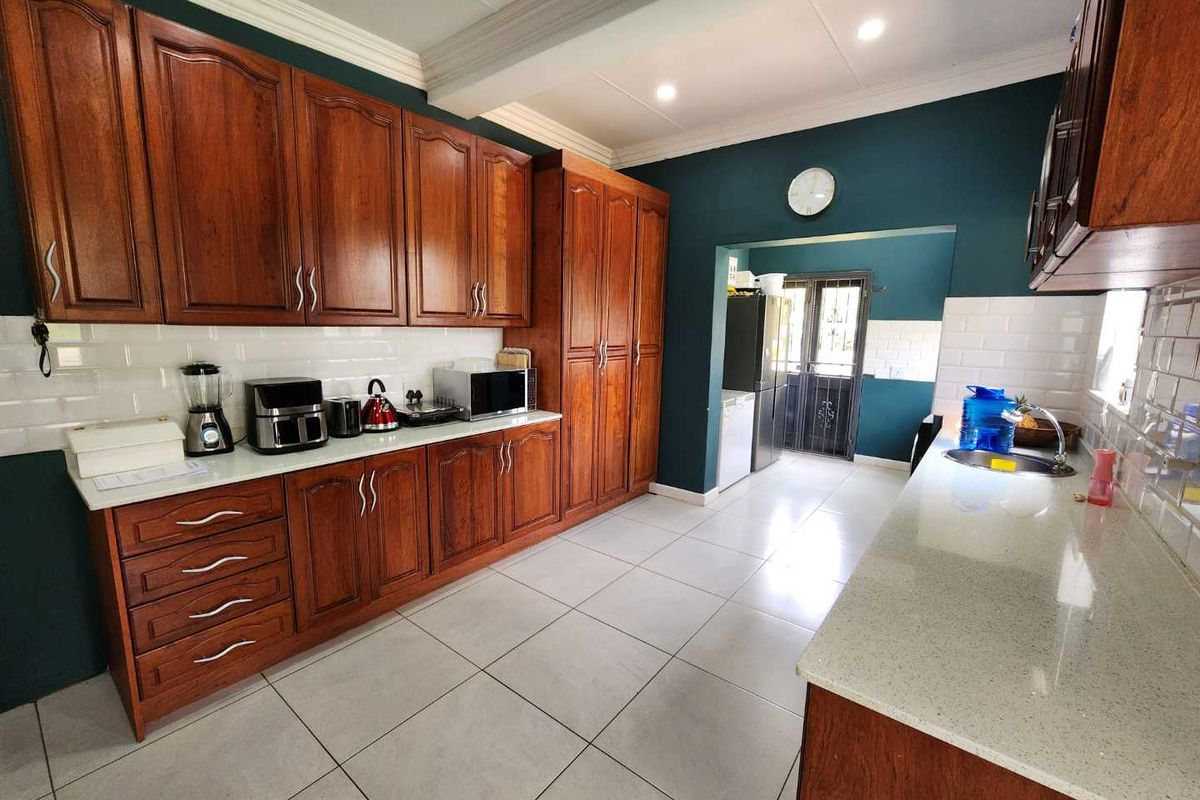 Charming 4-Bedroom Family Home to Rent in Rietondale (No Loadshedding Area) - Photo 5