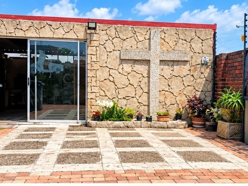 Large Family that likes to entertain? then this property is what you are looking for! - Photo 2