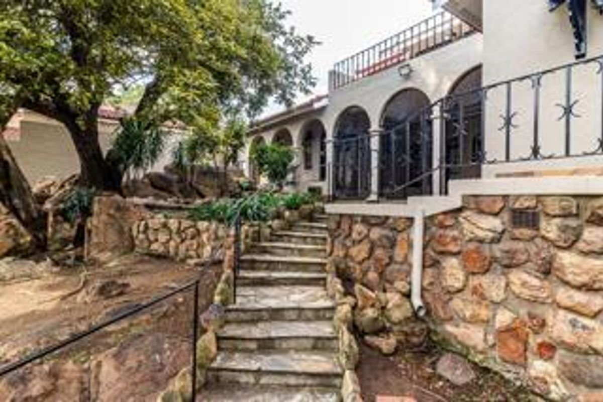 Premier Multi-Dwelling Estate in Oakdene Hills – Scenic Views, Private Sanctuary & Income Potential! - Photo 4