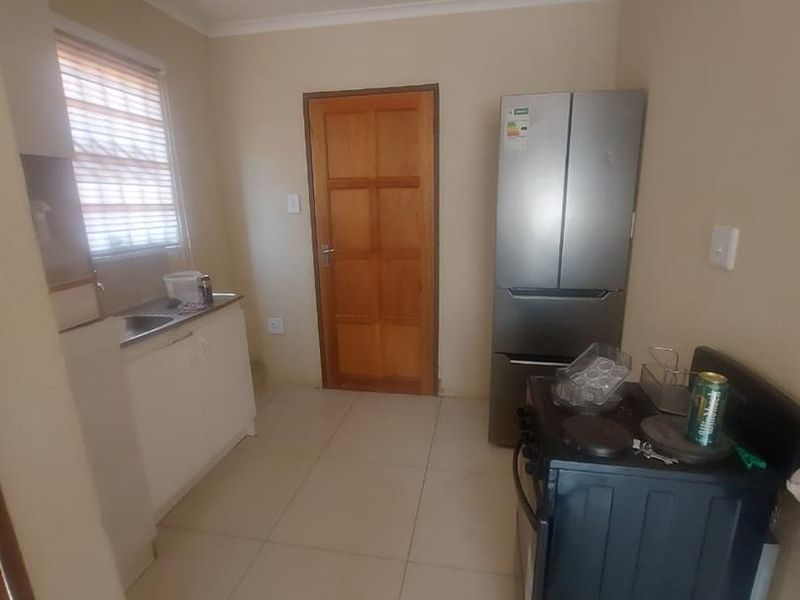 2 bedrooms house for sale in Soshanguve East - Photo 2