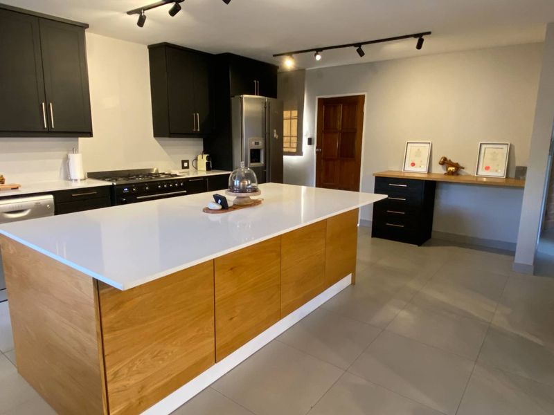 2 Bedroom Townhouse for sale in Highveld Estate. - Photo 6