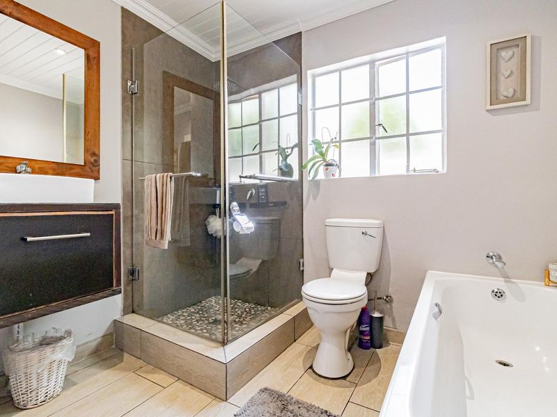 NEWLY RENOVATED FREESTANDING TOWNHOUSE WITH LARGE GARDEN IN COMPLEX CHURCHILL COMPLEX - Photo 8