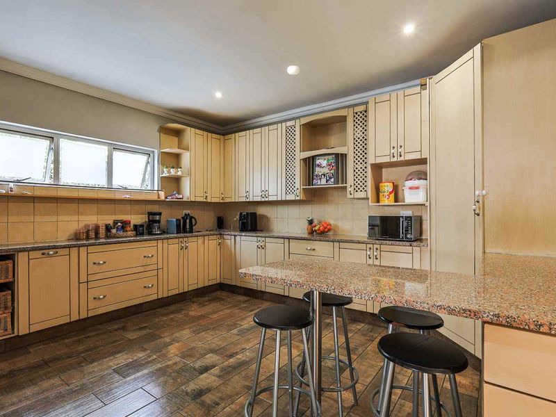 Spacious 4-Bedroom Family Home with Pool, Entertainment Patio & Pet-Friendly Garden - Photo 8