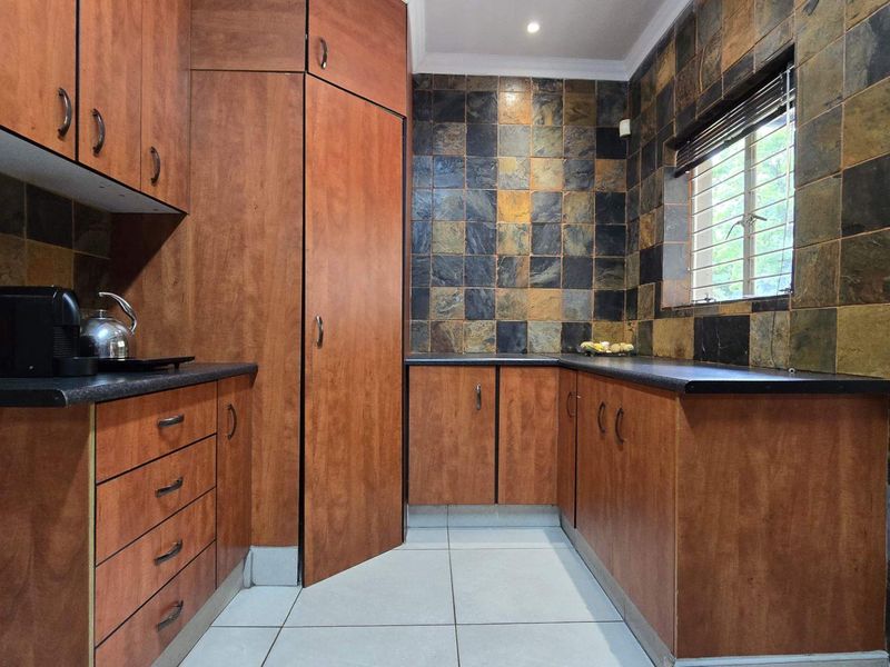 4 Bedroom House For Sale in Nimrod Park. - Photo 7