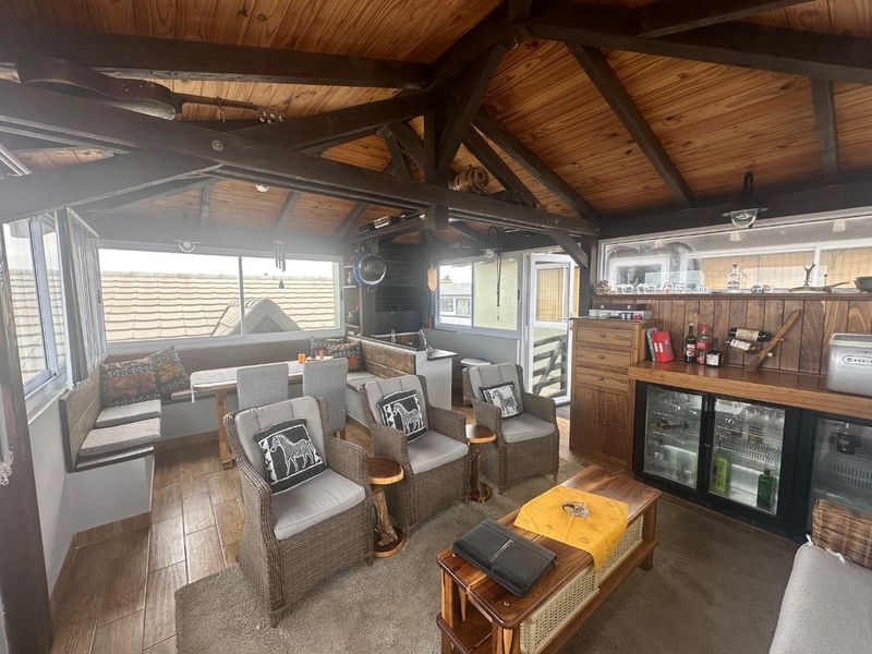 Luxurious Family Home @ Waterfront - Photo 6