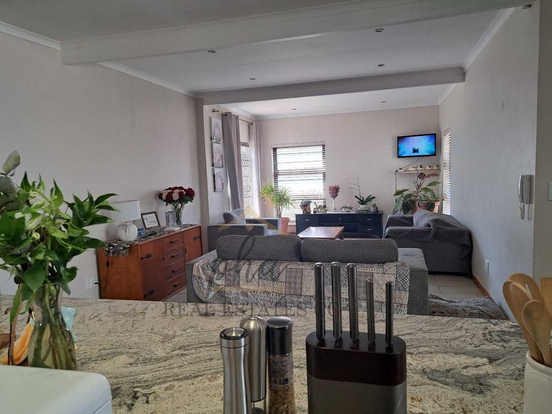 A remarkable Find!!!   Spacious 5 bedr family home with LOTS of garage space for sale in Meersig, Walvis Bay   selling for N$4.2 mil - Photo 9