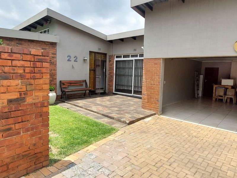 Family home for entertainers, offering extra flatlet - Photo 2