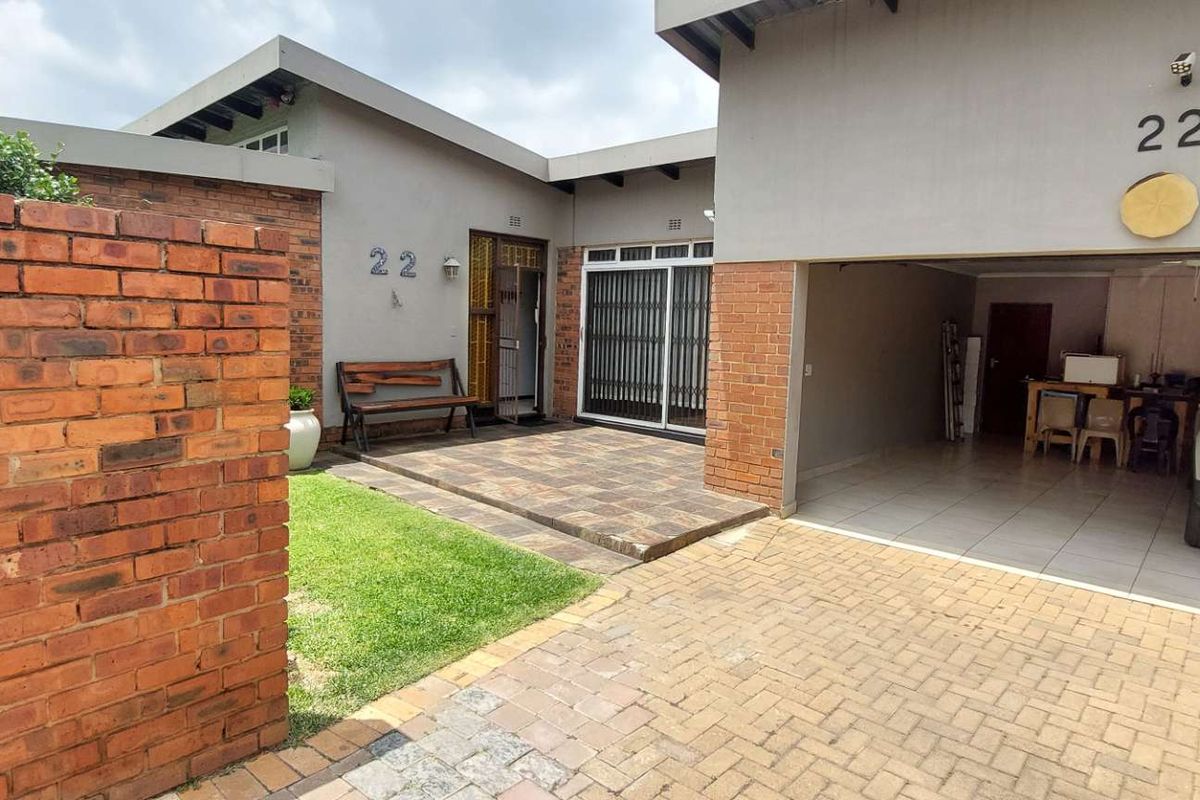 Family home for entertainers, offering extra flatlet - Photo 2