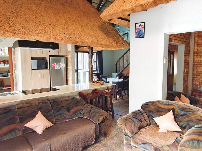 Stunning Tranquil Retreat with Lush Gardens and Modern Comforts - Photo 5