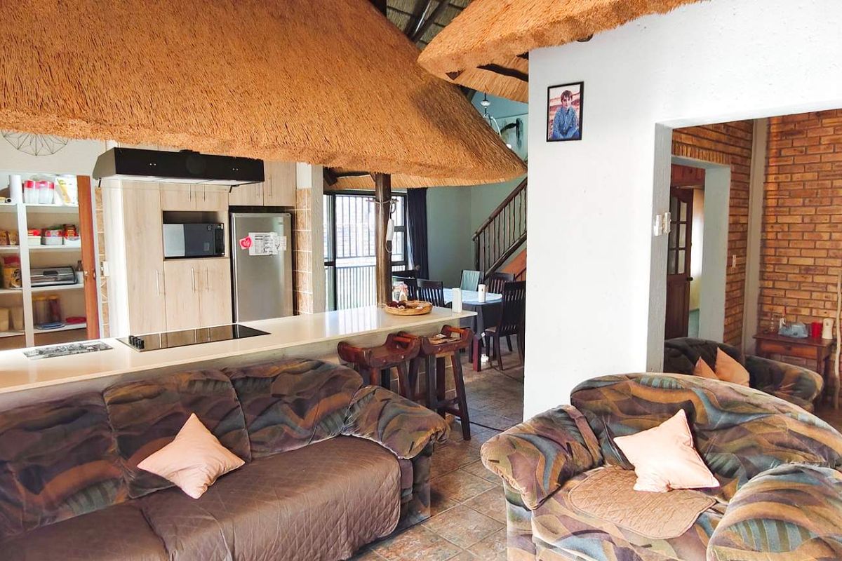 Stunning Tranquil Retreat with Lush Gardens and Modern Comforts - Photo 5