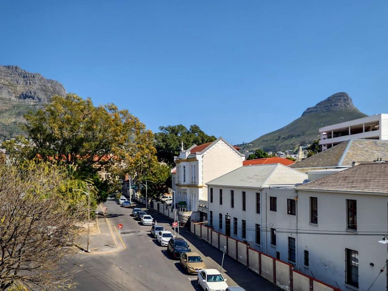 This light-filled 2 Bedroom apartment is truly a gem. - Photo 6