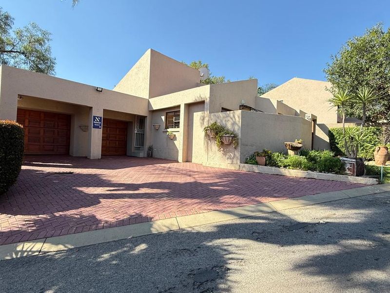 Lovely Home in Quiet and Secure Estate - Photo 2