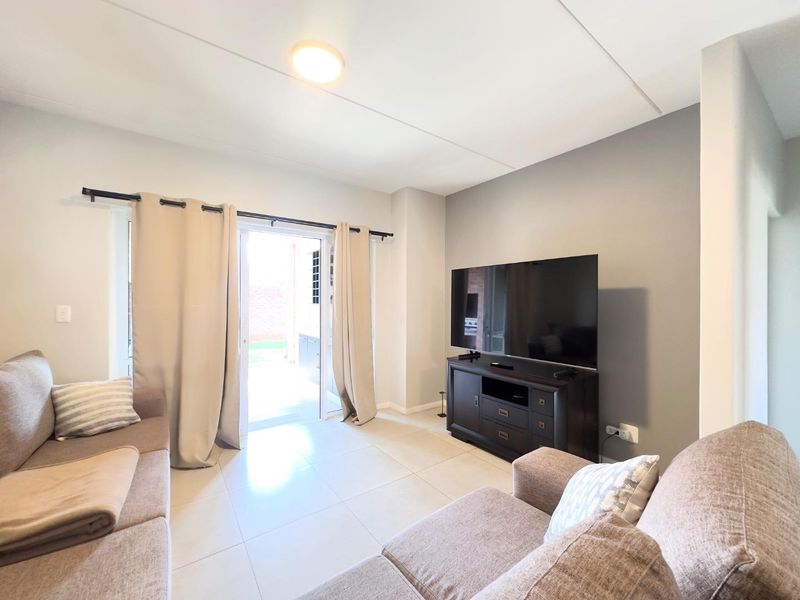 2 Bedroom Townhouse With An Enclosed Patio - Photo 9
