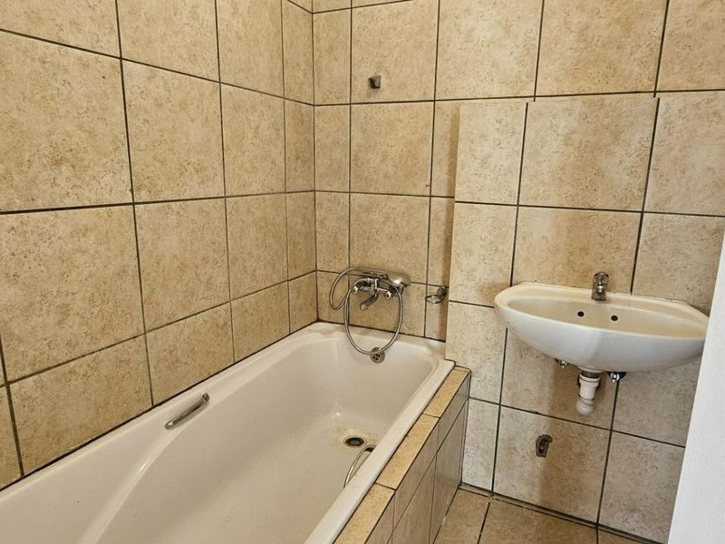 Modern, Spacious & Secure! 1.5 Bed Apartment Near Unisa & Jakaranda Hospital – Priced to Sell! - Photo 7