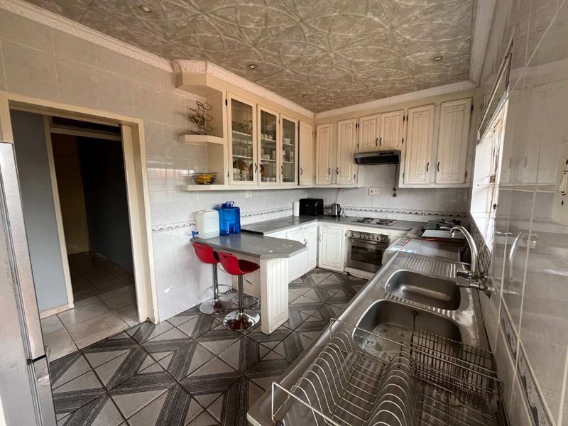 Spacious 3 Bedroom Family Home with Pool & Entertainment Area - Photo 9