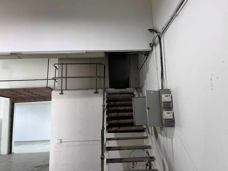 Exclusive Marine Drive Entry: Versatile Warehouse Space - Photo 4