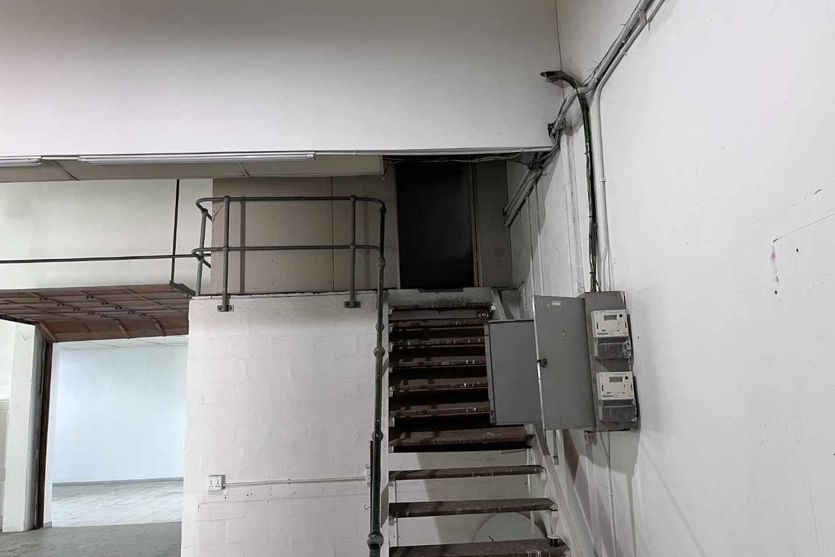 Exclusive Marine Drive Entry: Versatile Warehouse Space - Photo 4