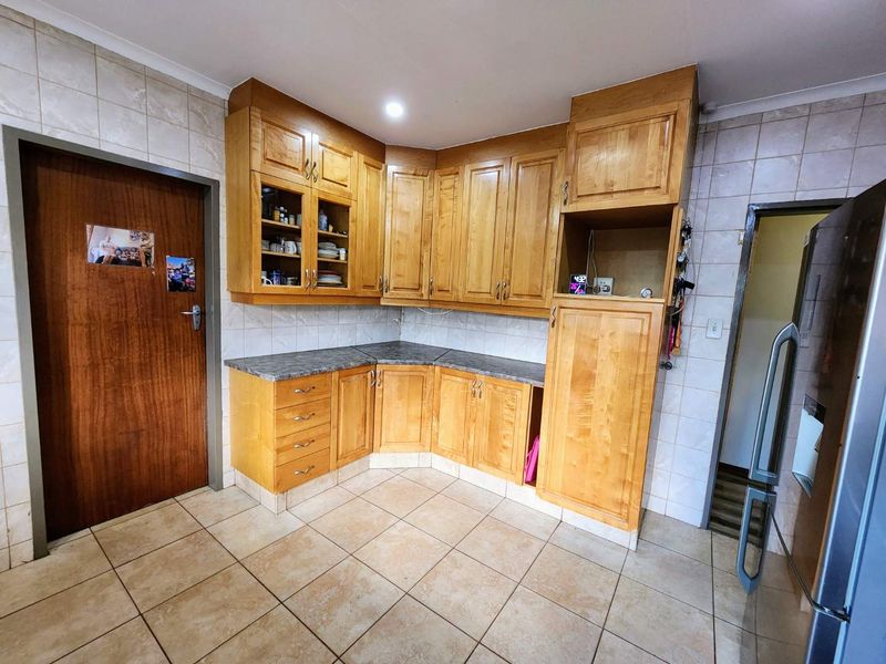 Stunning 4-Bedroom Off-The-Grid Home - Photo 7