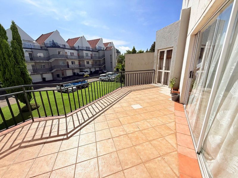 Luxurious Comfort: Spacious Bedrooms & Inviting Lounge! - Photo 10