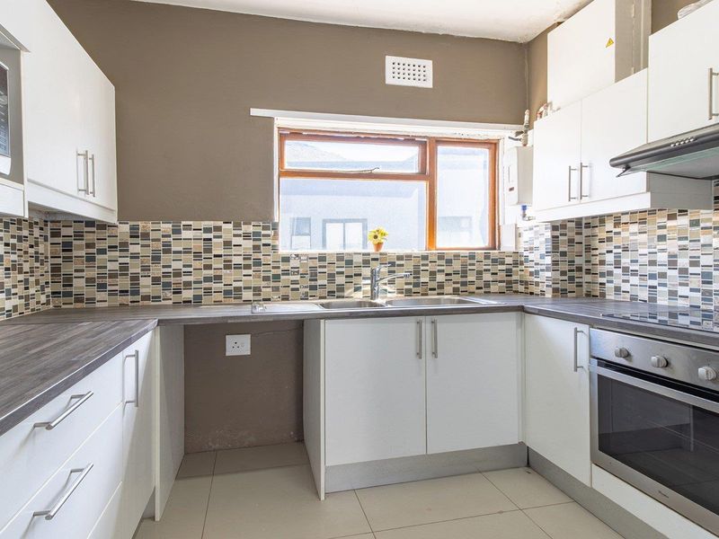 Beachside Living Meets Mountain Views – Spacious Muizenberg Gem with Garage - Photo 2