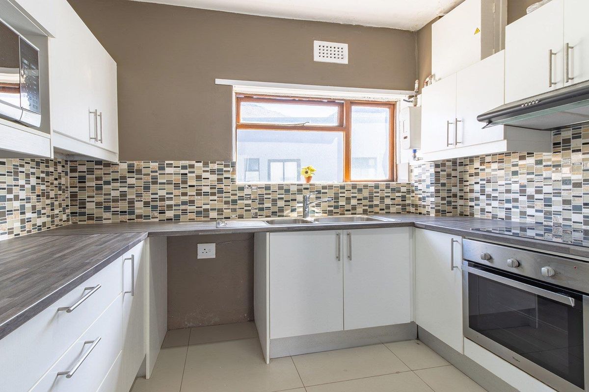 Beachside Living Meets Mountain Views – Spacious Muizenberg Gem with Garage - Photo 2