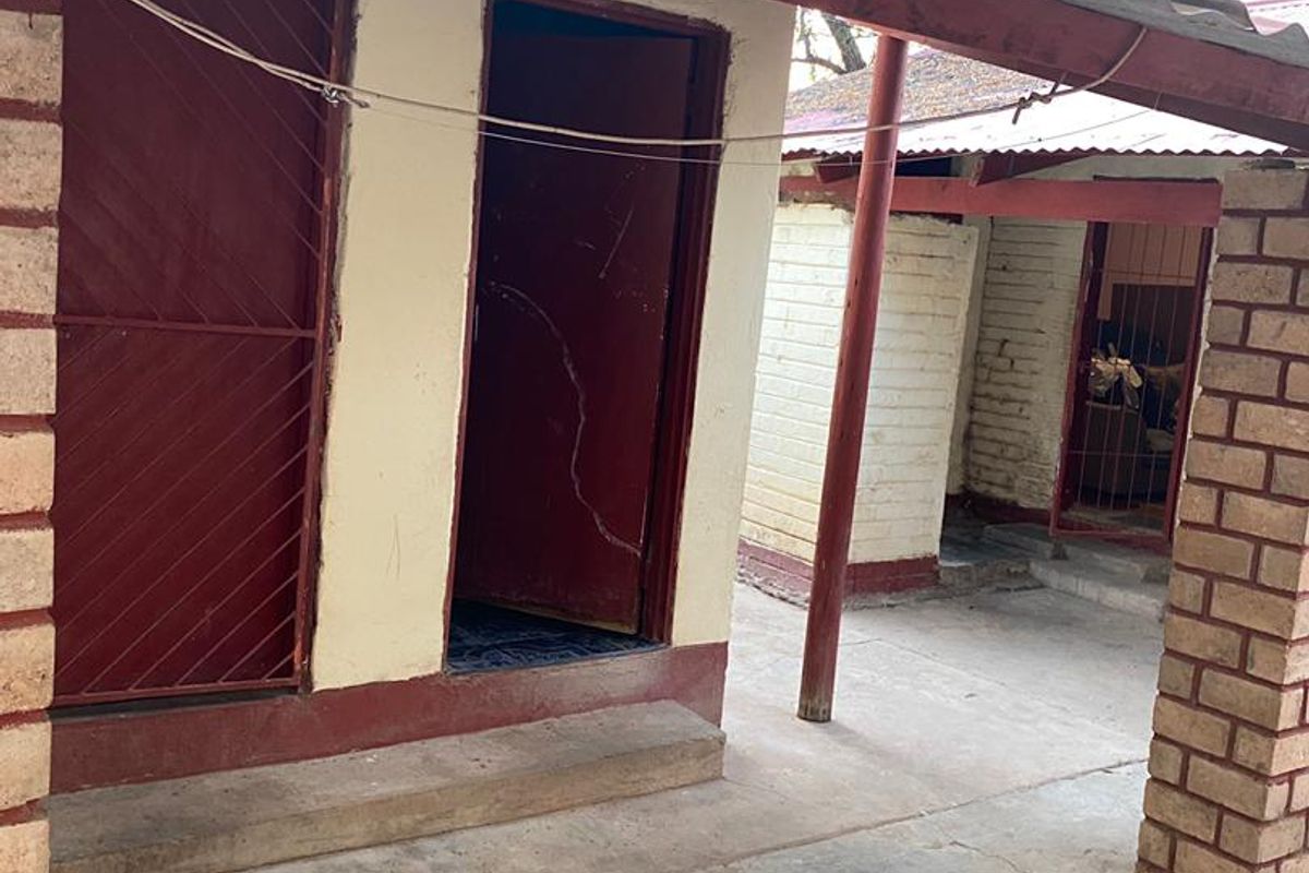2 Bedroom House For Sale/5 Back Units(Rooms) - Photo 4