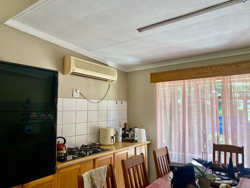 Income Generating 2.2ha Smallholding – 2 Houses, 2 Flats & 240m2 Workshop | R2.4m | Magaliesmoot AH - Photo 6