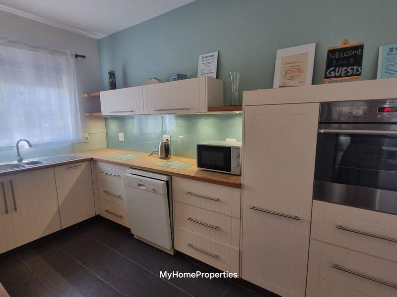 Spacious 3 Bedroom Townhouse with Rooftop Ocean View Terrace & Double Garage - Photo 10