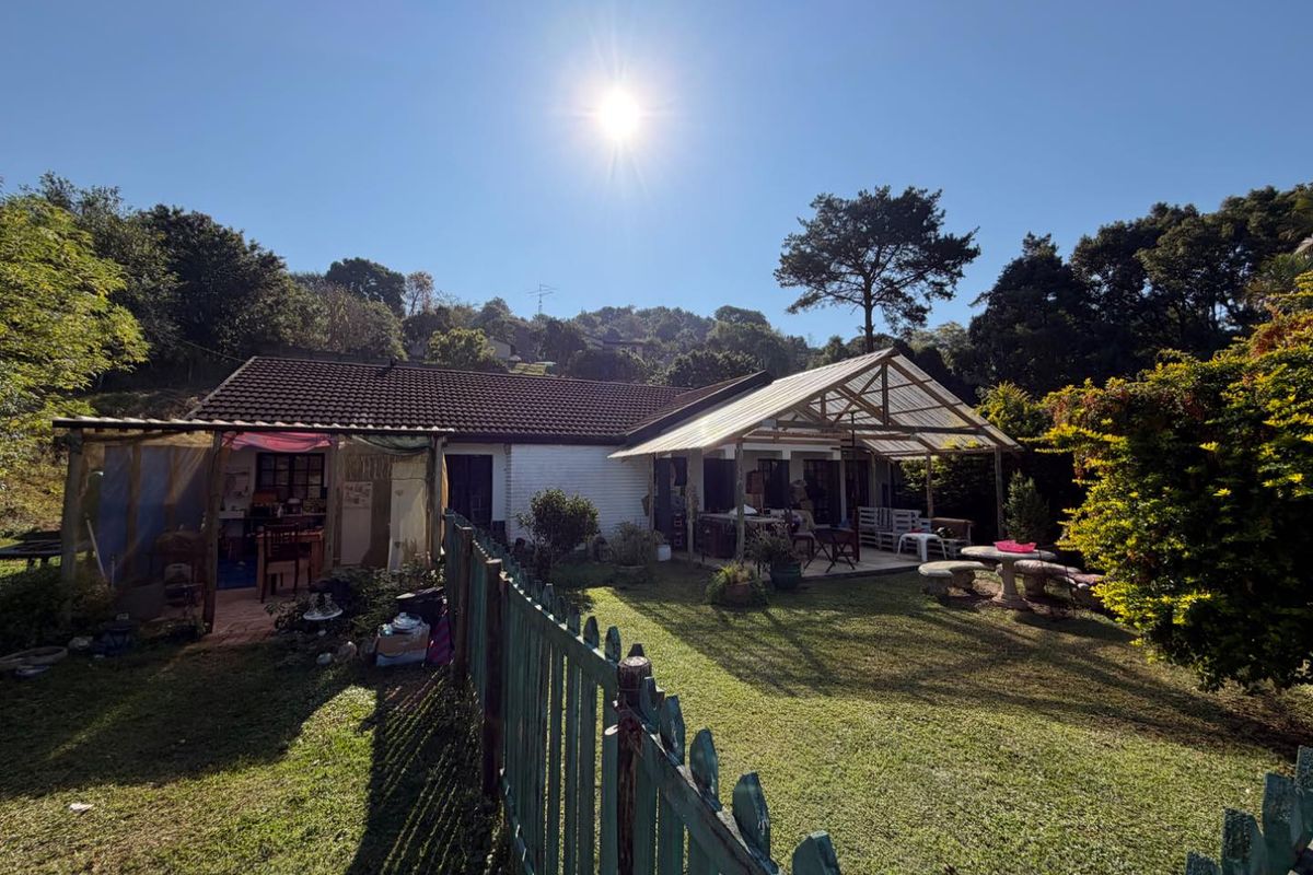 SPACIOUS FAMILY HOME OR INCOME GENERATING OPPORTUNITY! - Photo 2