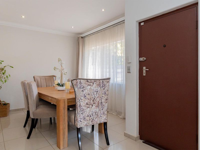 Modern 3-Bedroom Entertainer’s Dream Home with Jacuzzi Room & Heated Pool in Birch Acres - Photo 7