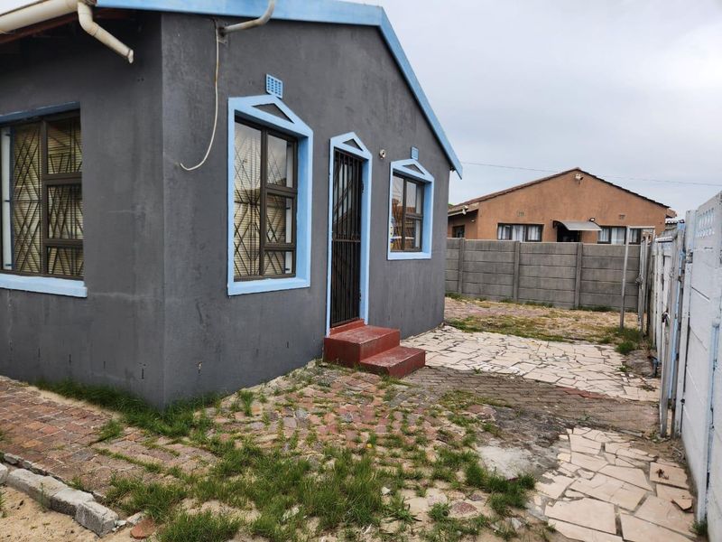 Charming Three-Bedroom House for Sale in Ilitha Park, Khayelitsha - Photo 5