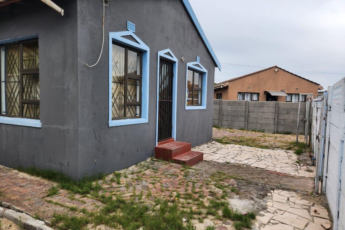 Charming Three-Bedroom House for Sale in Ilitha Park, Khayelitsha - Photo 5