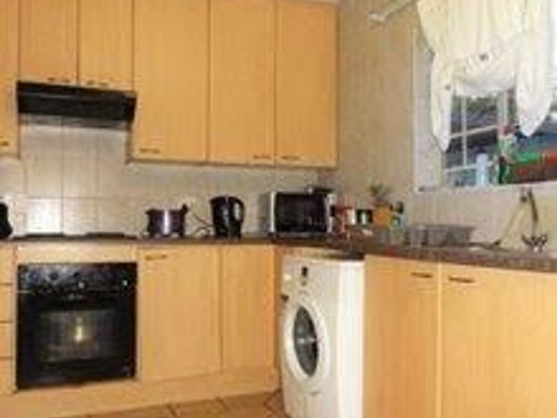 Comfortable 2 Bed Garden Duplex Garden apartment in a Secure and Peaceful Setting - Photo 2