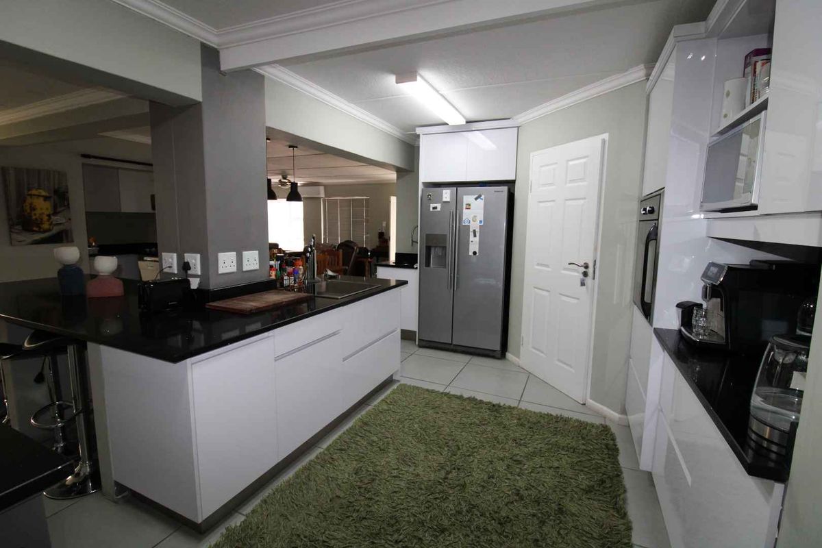 Modern Secure Living Townhouse with an Bachelor Flat - Photo 2