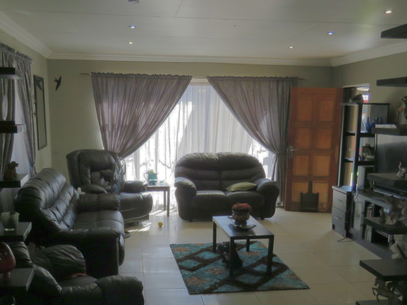 Spacious Family Living with Flexible Flatlet Potential - Photo 6
