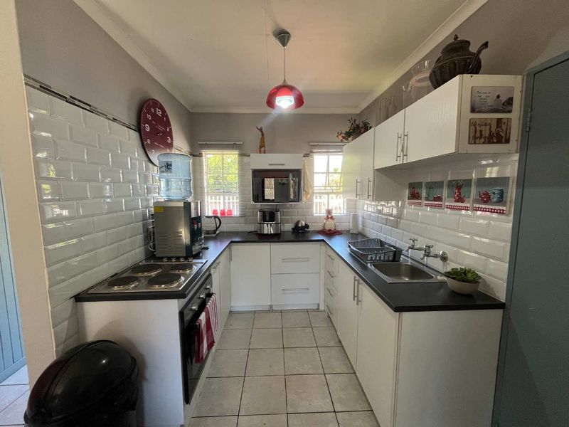 Immaculate 2-Bedroom Townhouse – Secure, Stylish & Low Maintenance - Photo 2