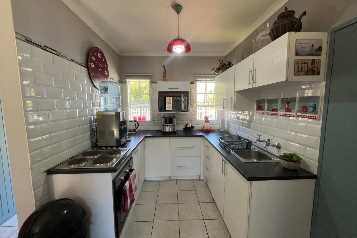 Immaculate 2-Bedroom Townhouse – Secure, Stylish & Low Maintenance - Photo 2