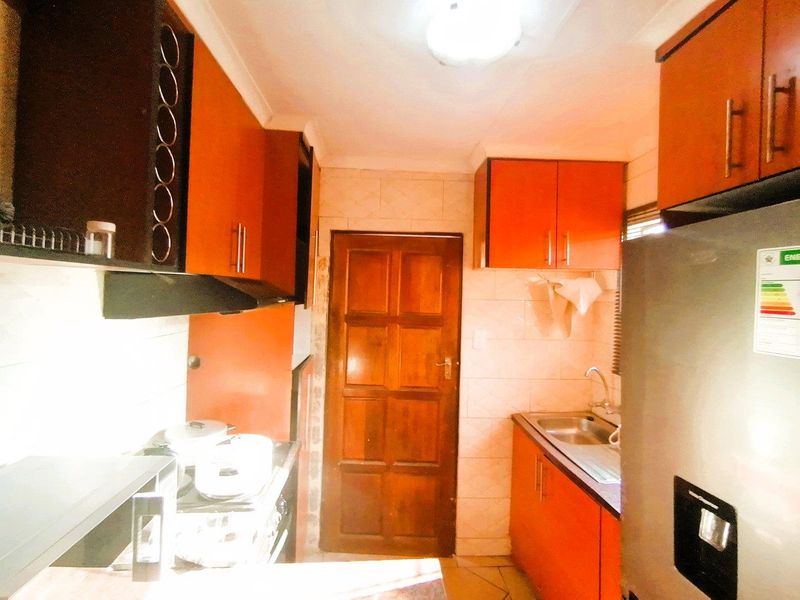 Charming 3-Bedroom Home in a Wonderful Neighborhood - Photo 5