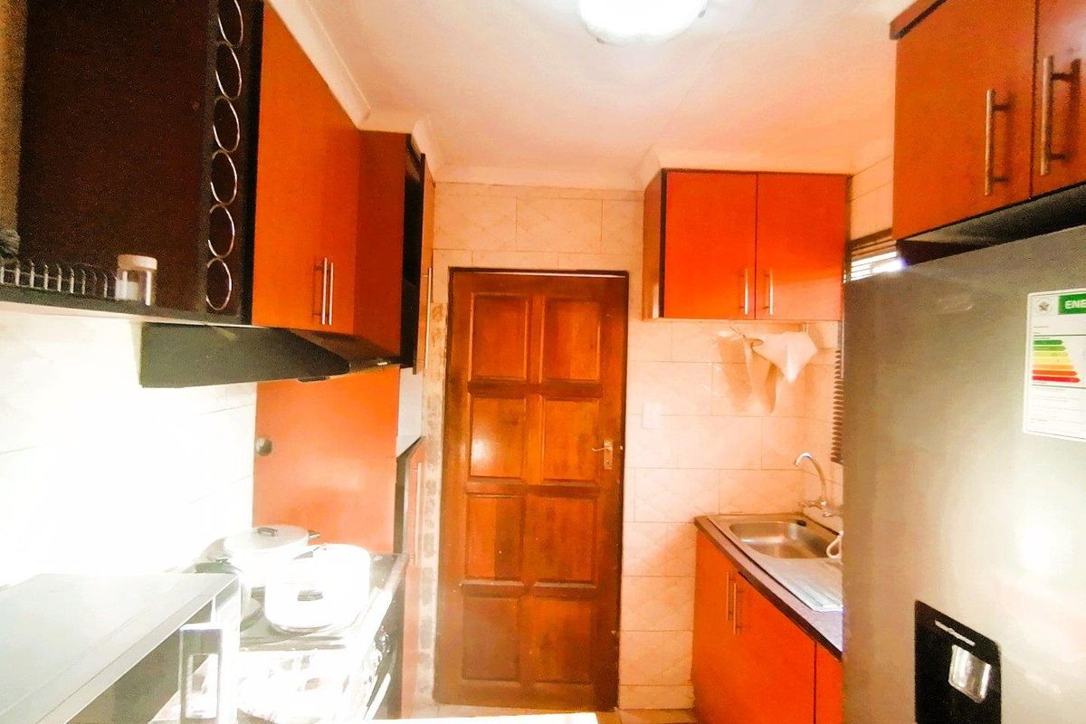 Charming 3-Bedroom Home in a Wonderful Neighborhood - Photo 5