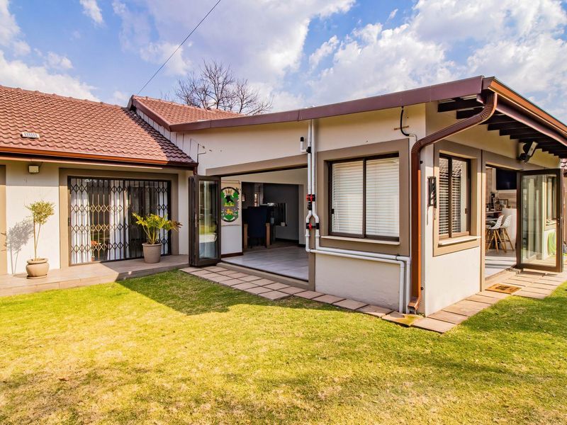 Large Home for the Extended Family with 2 Flats - Photo 3
