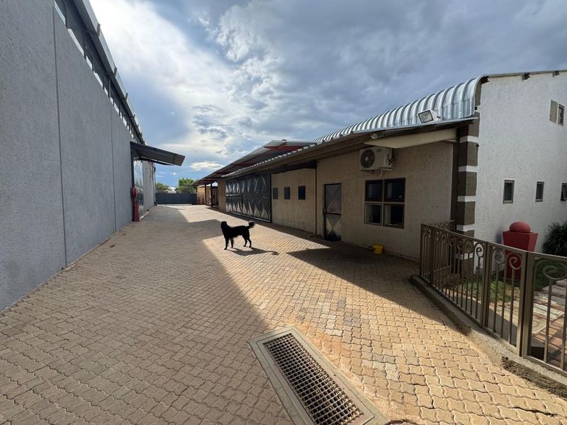 Large Industrial Property for Sale - Photo 5