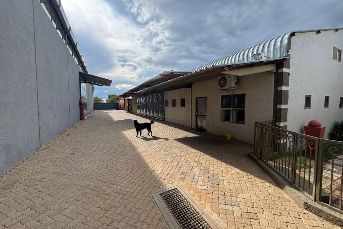 Large Industrial Property for Sale - Photo 5