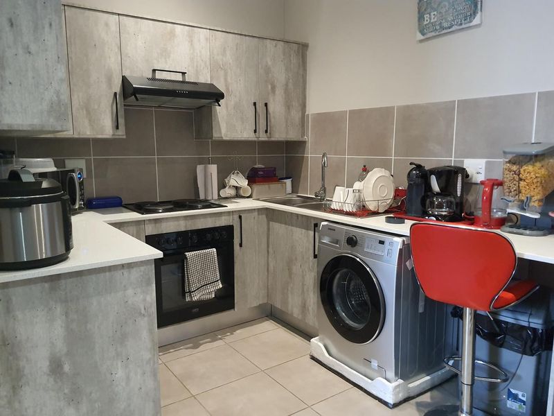 Stunning 3 bed, 2 bath unit in a secure complex - Photo 6