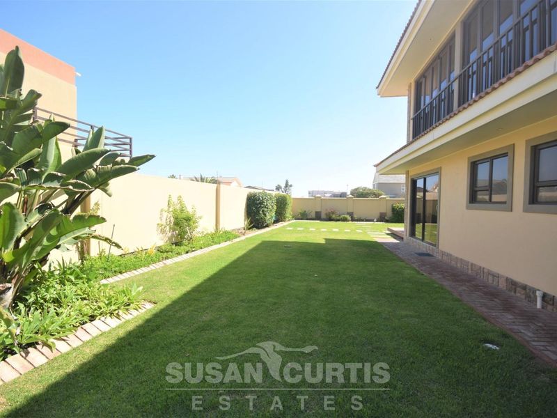 WELL BUILD FAMILY HOME CLOSE TO THE OCEAN - Photo 2