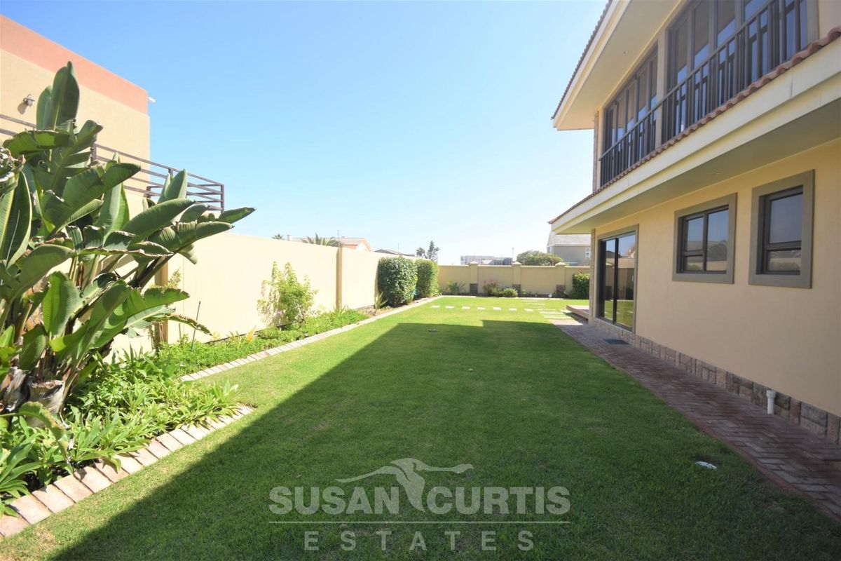 WELL BUILD FAMILY HOME CLOSE TO THE OCEAN - Photo 2