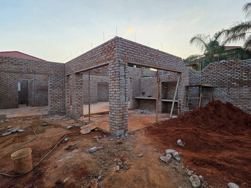 4 Bedroom Family Home Under Construction in Melodie. - Photo 7