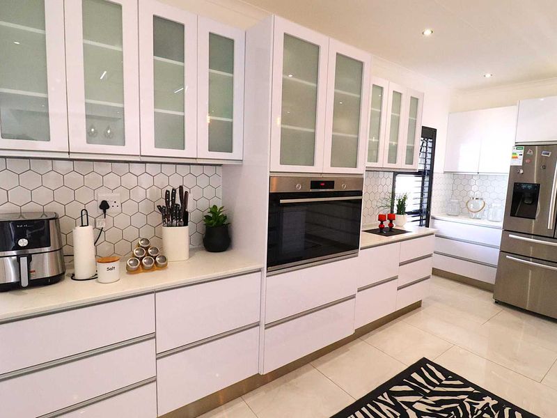 3-Bedroom Beach House with Flat for sale in Swakopmund, Namibia - Photo 9