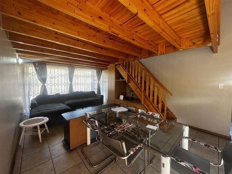 Townhouse with loft in  Langenhoven Park - Photo 5