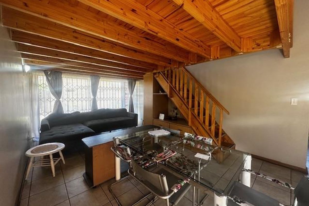Townhouse with loft in  Langenhoven Park - Photo 5